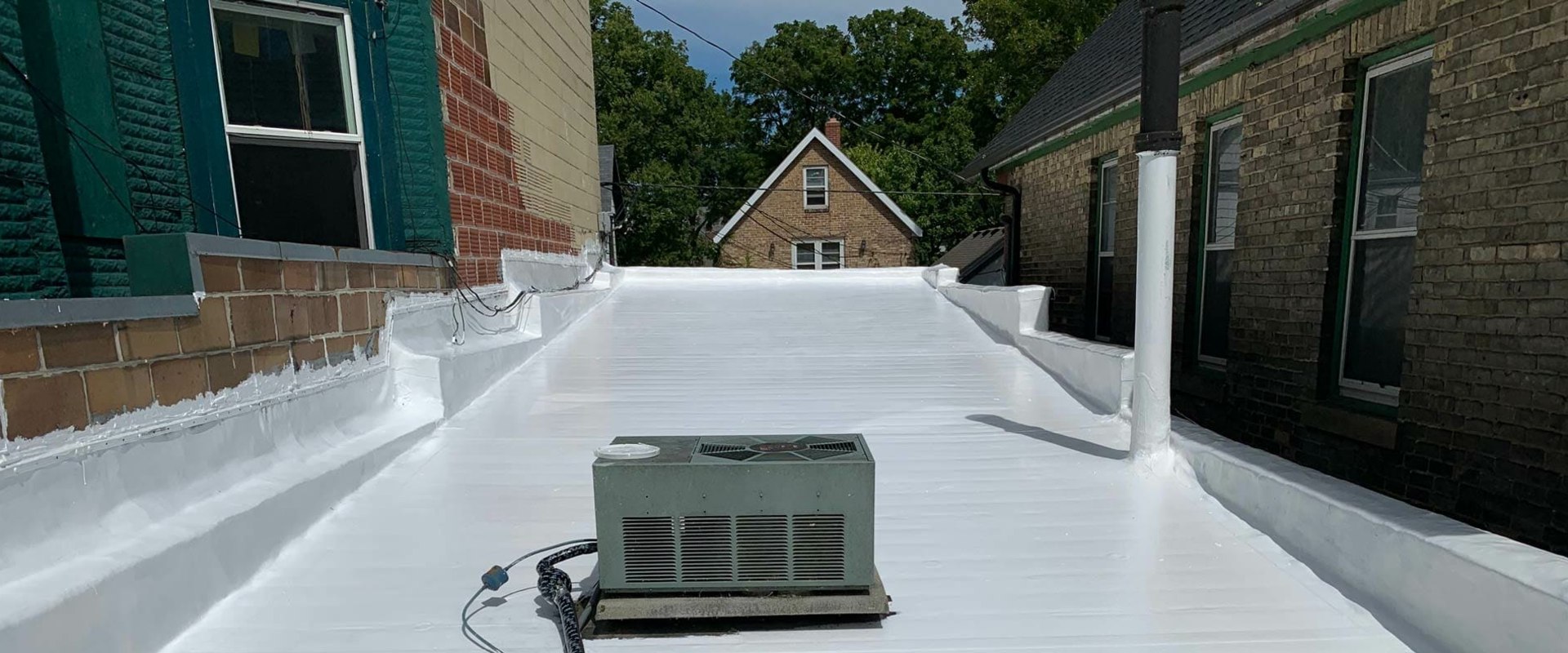 What roof keeps house cooler?